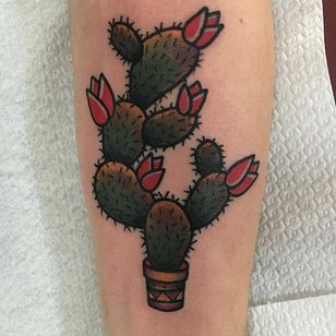 Tatuaje en estilo tradicional americano por Jeroen Van Dijk.  #JeroenVanDijk #Ámsterdam # estadounidense tradicional # tradicional # cactus