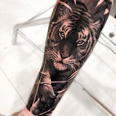 Realistic tiger by Matias Noble #MatiasNoble #blackandgrey #realism #realistic #hyperrealism #tiger #plants #junglecat #cat #tattoooftheday