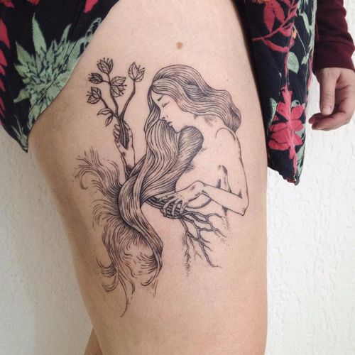"Mulher segurando a primavera", por Rosa Selva! #RosaSelva #tatuadorasbrasileiras #tattoobr #tatuadorasdobrasil #SãoPaulo #woman #mulher #delicate #delicada #fineline #linhafina #Traçofino