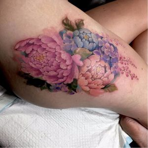 Delicadíssimas da australiana Som Nakburin #peony #peonytattoo #peonyflower #Peonia #peonias #SomNakburin