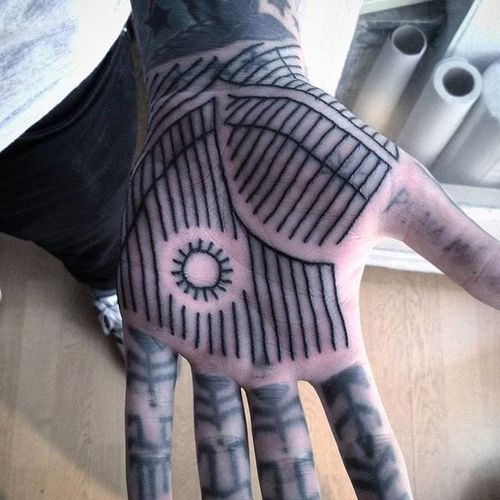 Insane looking palm tattoo done by El Carlo. #ElCarlo #ElCarloTattoos #boldtattoos #surreal #lines #palmtattoo