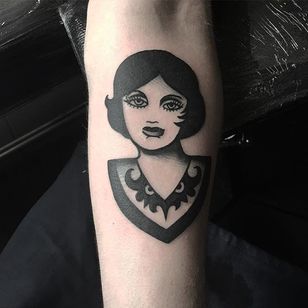Tatuaje de retrato de mujer Blackwork de Matty D'Arienzo.  #MattyDArienzo #blackwork #tradicional #mujer #retrato