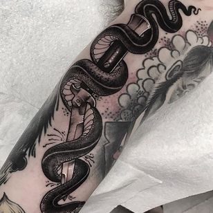 Serpiente Blackwork + tatuaje de navaja de Neil Dransfield.  #NeilDransfield #blackwork #neotraditional #brida #brida #cuchillo #cuchilla