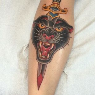 Daga a través de la cabeza de una pantera que gruñe.  Fantástico tatuaje de Graham Beech.  #GrahamBeech #NeoTradicional #AnimalTattoos #panther #pantherhead #dolk