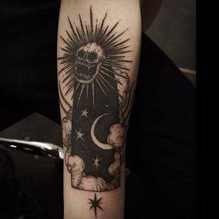Hermoso tatuaje de monstruo de Ildo Oh #IldoOh #blackwork #skull #monster