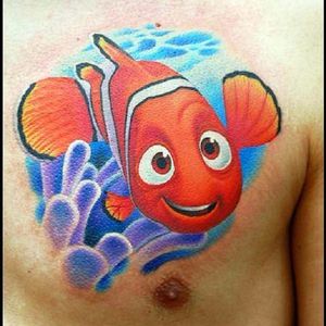 Sabe quem fez essa tatuagem? Conte pra gente nos comentários. #FindingNemo #FindingDory #ProcurandoNemo #ProcurandoDory #Nemo #colorful #colorido #chest #realística #realismo
