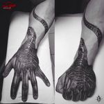 Facehugger hand tat (via IG -- m_u_h_o_m_o_r) #alien #facehugger #handtat