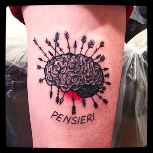 Tatuaje de cerebros y flechas por @Capratattoo #Capratattoo #traditional #black #red #SkullfieldTattoo #brains #arrows #pensieri