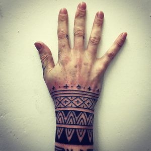 Hand tattoo by Alex Binnie, from IG-abinniepaperandskin #pattern #blackwork #tribal #AlexBinnie #intoyou #1770
