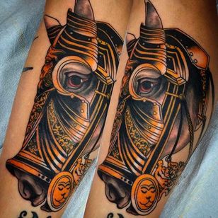 Cabeza de caballo de guerra con armadura.  Un hermoso tatuaje de color de Aaron Harman.  #AaronHarman #NeoTradicional #SVNHOUSE #caballo de guerra #brazo
