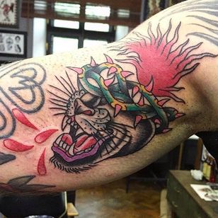 Cabeza de pantera con corona de espinas, obra de Tattoo Rome.  #TattooRom #panther #crownofthorns