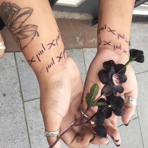 Handpoked barbed wire tattoos by Lydia Amor #LydiaAmor #handpoke #barbedwire #cuff #matchingtattoos #blackwork