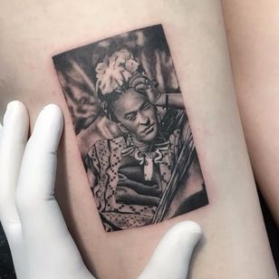 Tatuaje en miniatura de Frida Kahlo de Fillipe Pacheco #FillipePacheco #miniatura #gris negro #monocromo #realista #fridakahlo #retrato