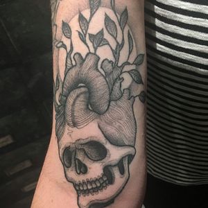 Tattoo por Melissa Khouri! #MelissaKhouri #tatuadorasbrasileiras #tatuadorasdobrasil #tattoobr #tattoodobr #blackwork #neotrad #neotraditional #neotradicional #newtraditional #caveira #skull #crânio #heart #coração