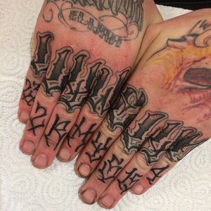 'Llywelyn Rhys' Lettering Tattoo by Niorkz Meniconi #Lettering #KnuckleTattoos #LetteringKnuckleTattoos #ScriptTattoos #Script #FingerTattoos #NiorkzMeniconi