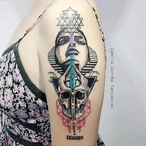 Por Camila Corrêa #CamilaCorrêa #brasil #brazil #brazilianartist #TatuadorasDoBrasil #fineline #geometric #geometrica #skull #caveira #padrao #pattern #woman #mulher #maos #hands #pontilhismo #dotwork #frase #quote
