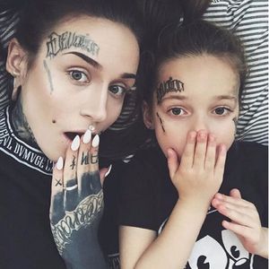 A modelo alternativa Monami Frost e sua filhinha, a tatuagem no rosto da criança é de mentira! Só pra constar! #mamaestatuadas #maestatuadas #portugues #portuguese #brazil #brasil