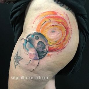 Tatuaje de acuarela de sol y luna de Ryan Tews.  #acuarela #RyanTews #sol #luna #espacio #planetas #sistema solar