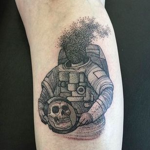Tatuaje de esqueleto de astronauta por Karrie Arthurs @ThePaperweight #ThePaperWeight #KarrieArthurs #Black #Blackwork #Dotwork #Skeleton #Astronaut #Blackbirdelectrictattoo