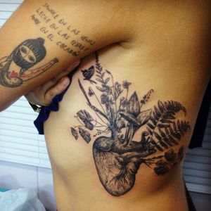 #GuinhoTattoo #Brasil #Brazil #brazilianartist #tatuadoresdobrasil #coraçãoanatomico #anatomicalheart #plantas #flora