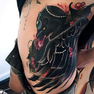 Tatuaje de cisne negro por Olie Siiz