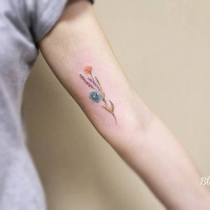 Small tattoo by Luiza Oliveira #LuizaOliveira #small #delicate #flower #flowers