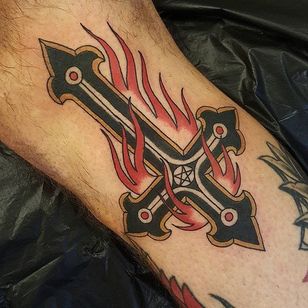 Tatuaje de cruz satánica por Jesper Jørgensen