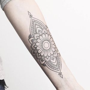 Ornamental tattoo by Rachael Ainsworth #RachaelAinsworth #ornamental #mehndi