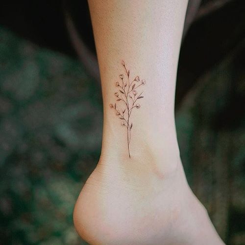 Ankle flora. (via IG - nandotattooer) #microtattoo #microflower #tiny #flower #smalltattoo #nando