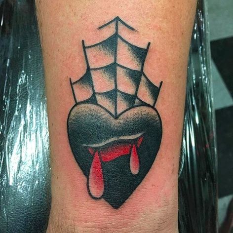 Tatuaje de un corazón negro sangrante realizado por el conserje Jake.  #JanitorJake #HatCityTattoo #traditional #fat tattoos #blackheart #web