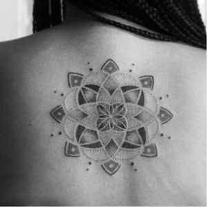 Mandala em handpoke por Hannah Storm! #HannahStorm #tatuadorasbrasileiras #tatuadorasdobrasil #tattoobr #handpoke #delicate #delicada  #mandala #dotwork #pontilhismo