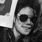 A closeup of Alex Bruz's (IG—alexbruz) incredible portrait of Michael Jackson. #AlexBruz #blackandgrey #MichaelJackson #portraiture #realism