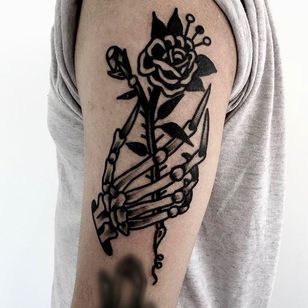 Mano esquelética sosteniendo una rosa.  Hermoso tatuaje de Levi Rivoire.  #levirivoire #traditional #black tattoos #rose #skeleton