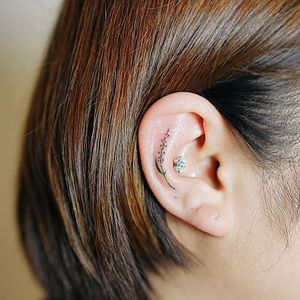 Ear bud by Nando Tattoo (via IG-nandotattooer) #tinytattoo #microtattoo #flora #fauna #NandoTattoo