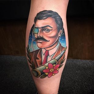 Valiente caballero con un monóculo.  Tatuaje de Fraser Peek.  #neotradicional #caballero #dapper #monocle #FraserPeek