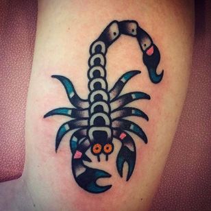 Lindo tatuaje de escorpión sólido hecho por Mark Cross.  #MarkCross #rosetattooNYC #TraditionalTattoo #FedTattoos #scorpion