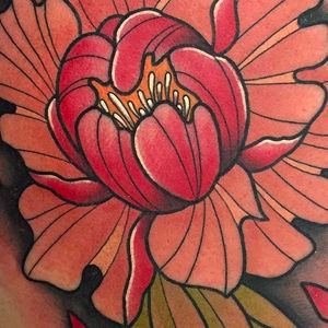 Bold and Fine details in this Lotus Tattoo by Kike Esteras @Kike.Esteras #KikeEsteras #Neotraditional #Neotraditionaltattoo #Barcelona #Lotus