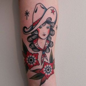 A charming little cowgirl and some flowers by Vic James (IG—vic_james_). #cowgirl #ladyhead #traditional #VicJames