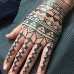 Some Maori patterning on one of Chris Higgins' clients' hands (IG—higginsandco). #blackwork #ChrisHiggins #Maori #tribal
