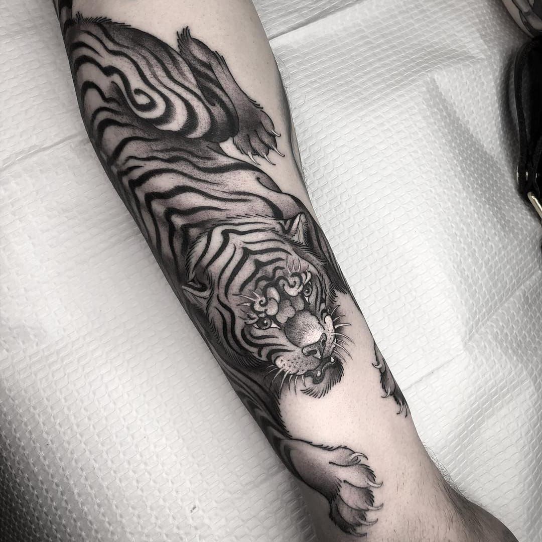 Deadman Tattoos Glasgow  a crouching tiger the first sign of the upcoming  sleeve full of Japanese stuff its gonna be an extraordinary eye candy  tattoo by Agata Szczuko TattoosDesigns tiger crouchingtiger 