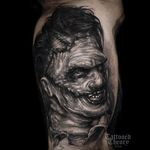 Realistic Black and Gray Leatherface Tattoo by Javier Antunez @Tattooedtheory #realistic #realism #Leatherface #Leatherfacetattoo #TexasChainsawMassacre #serialkiller #horror #thriller #darktattoos #TheTexasChainsawMassacre #JavierAntunez