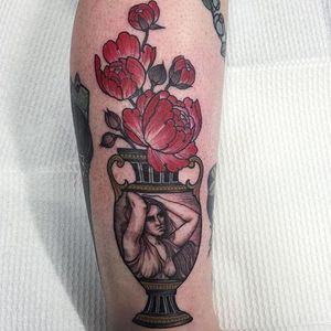 Vase Tattoo by Hannah Flowers #vase #vasetattoo #neotraditional #neotraditionaltattoo #neotraditionaltattoos #neotraditionalartist #HannahFlowers