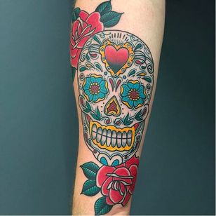 Tatuaje de calavera de azúcar de Richie Clarke #RichieClarke #ForeverTrue #trad #tradicional #candyskull #sugarskull #skull