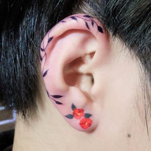 Earlobe tattoo by Zihee via @Zihee_tattoo/Instagram #flower #earlobe #small #cute #minimalistic #Zihee