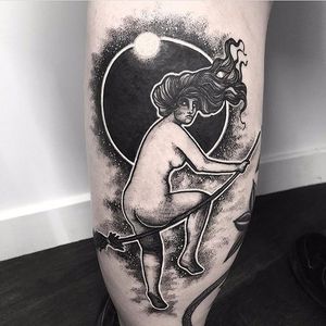 Merry Morgan #MerryMorgan #bruxa #witch #witchtattoo #witchcraft #bruxaria #magia #magic #ocultismo #occult #woman #mulher #broom #vassoura #blackwork #moon #lua #pontilhismo #dotwork