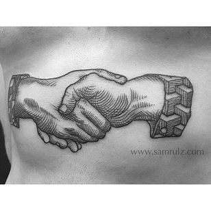 Tatuaje de apretón de manos por Sam Rulz #IllustrativeTattoos #Illustrative #Etching #Illustration #Blackwork #SamRulz #handsahke