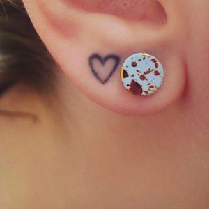 Ear lobe tattoo via Instagram @lady_lancer_lover #earlobetattoo #heart #micro #microtattoo