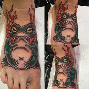 Cool toad tattoo on the top of the foot. Awesome work by Ryo Niitsuma. #RyoNiitsuma #DMStattoo #JapaneseTattoo #horimono #toad #japanese #japanesefrog #frog