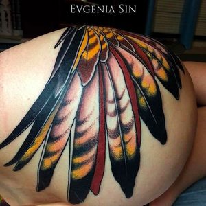 Really cool detail on these feathers from this wing tattoo done by Evgenia Sin. #EvgeniaSin #neotraditional #coloredtattoo #wing #feathers