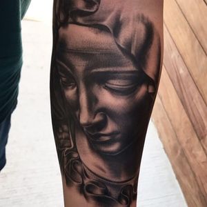 A very shadowy take on the Pieta by Beto Pizano (IG—tattoosbybeto12). #BetoPizano #blackandgrey #Mary #Michelangelo #Pieta